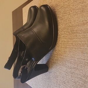 St. John's Bay leather heels black size 7